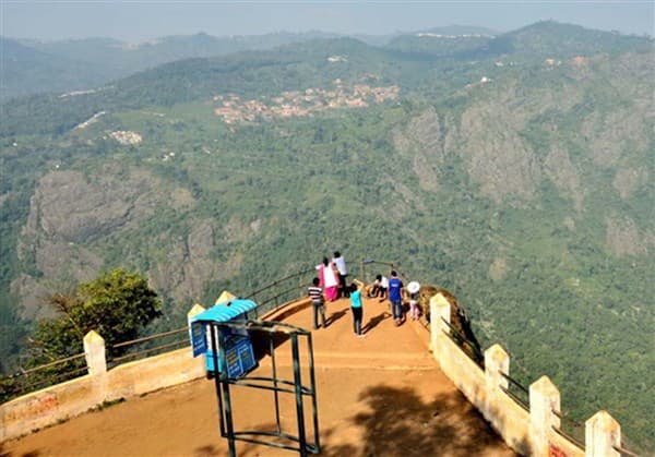 Visitors at the Dolphin's Nose viewpoint above the Coonoor valley